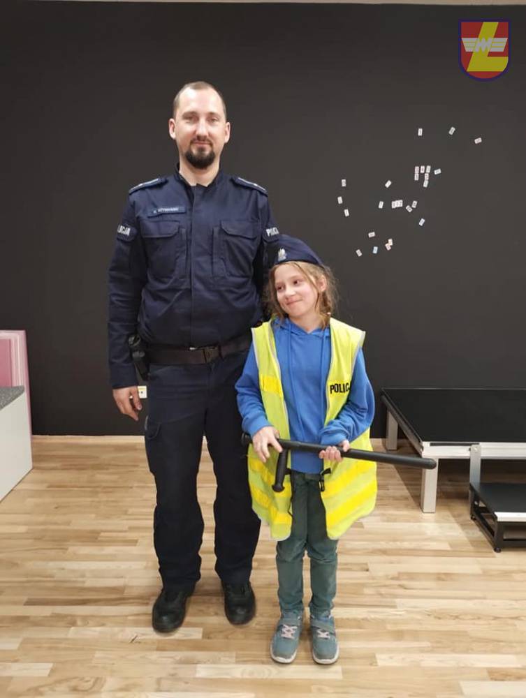 Zdjęcie: Na zdjęciu: Policjant z dzieckiem